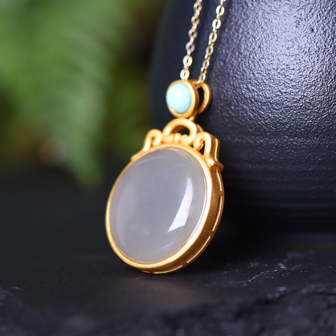 An Exquisite Sterling Silver-Gold Plated Inlaid White Jade Pendant: An Exquisite Sterling Silver-Gold Plated Inlaid White Jade Pendant,Size:0.8inx0.8in 纯银镀金镶白玉吊坠