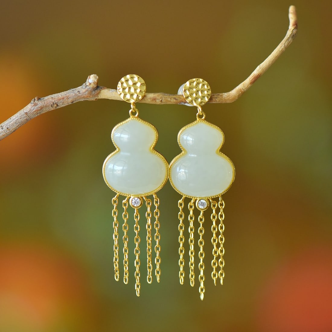 A Pair of Exquisite Sterling Silver-Gold Plated Inlaid White Jade Gourd Earrings: A Pair of Exquisite Sterling Silver-Gold Plated Inlaid White Jade Gourd Earrings,Size:0.6inx0.7in 一对纯银镀金镶白玉葫芦耳஑
