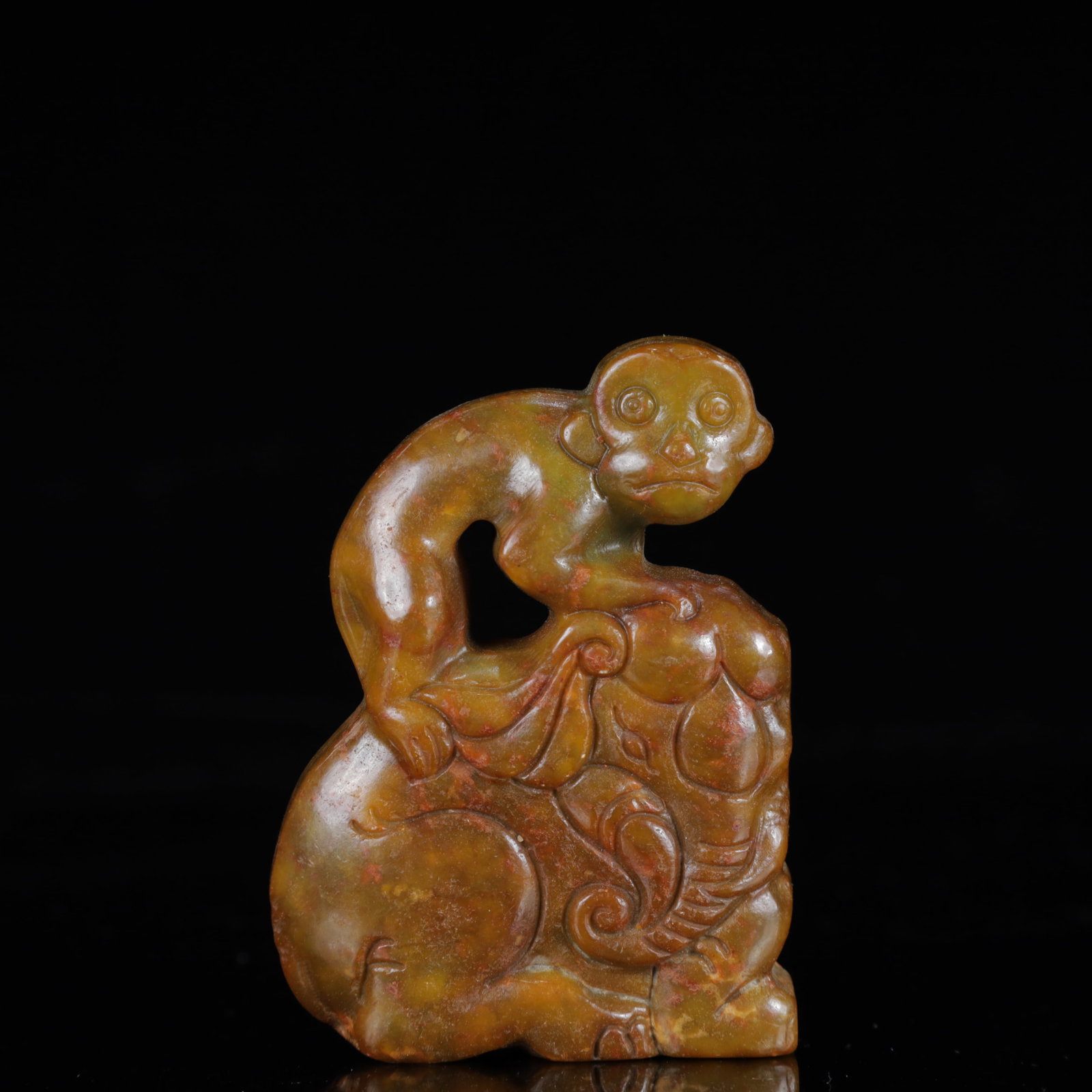 A Rare Gaogu yu Monkey and Elephant Ornament: A Rare Gaogu yu Monkey and Elephant Ornament,Ancient Time,China,Size:2.4inx0.6inx3.1in,Weight:106g 