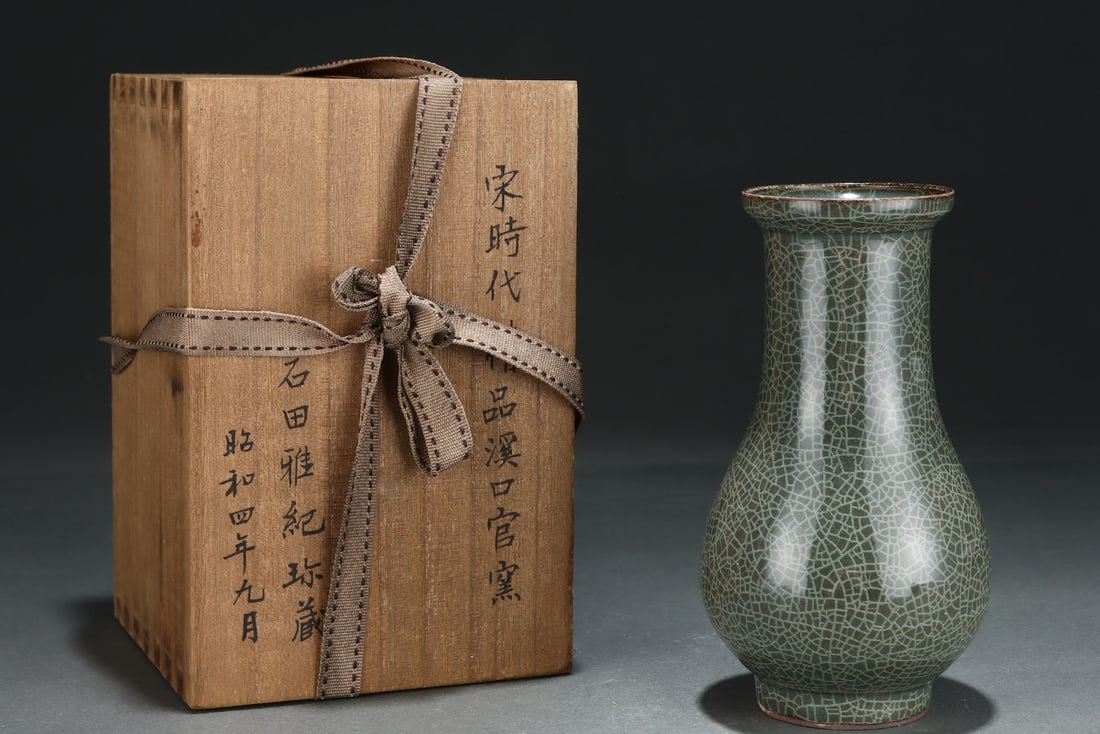 An Exquisite Guan yao Vase: An Exquisite Guan yao Vase,Song Dynasty, China,Size:6.6inx3.5in 官窑瓶,中国宋代