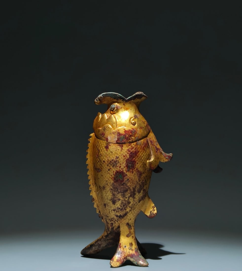 An Exquisite Gilt Bronze Fish Ornament (1 of 9)