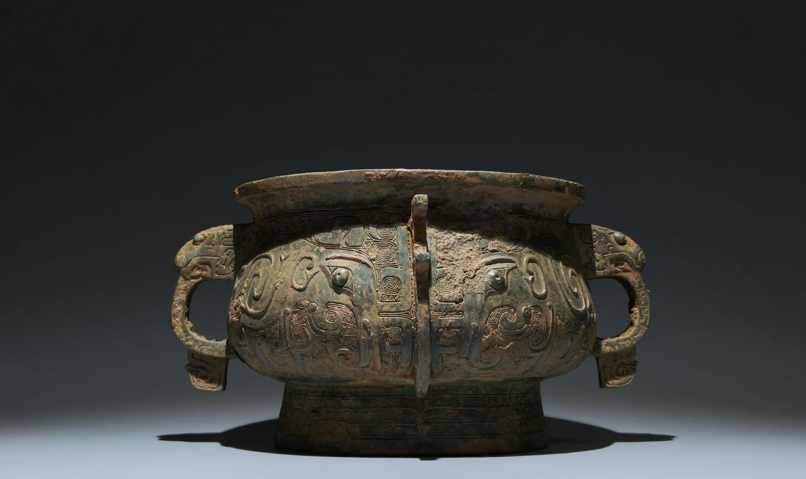 An Archaic Bronze Beast-Face Pattern Beast-Ears Food Vessel (1 of 9)