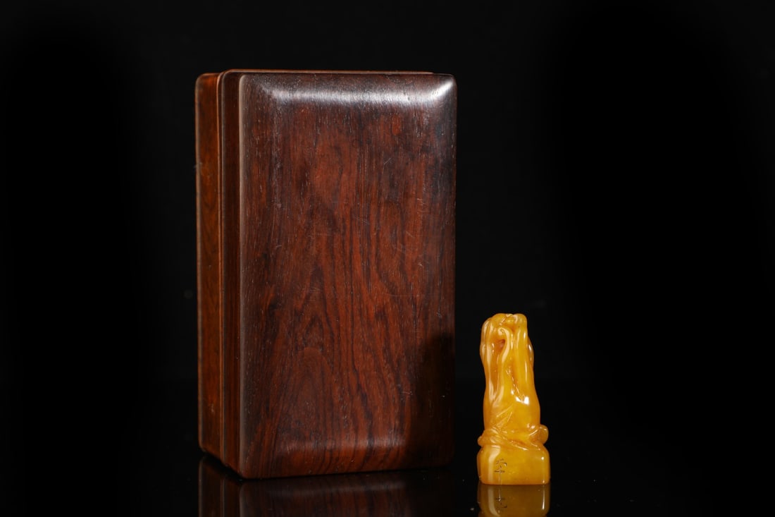 An Exquisite Tianhuang Stone Bergamot-Shaped Seal: An Exquisite Tianhuang Stone Bergamot-Shaped Seal,Qing Dynasty, China,Size:2.2inx1in,Weight:32g 田黄石佛手形印章,中国清代