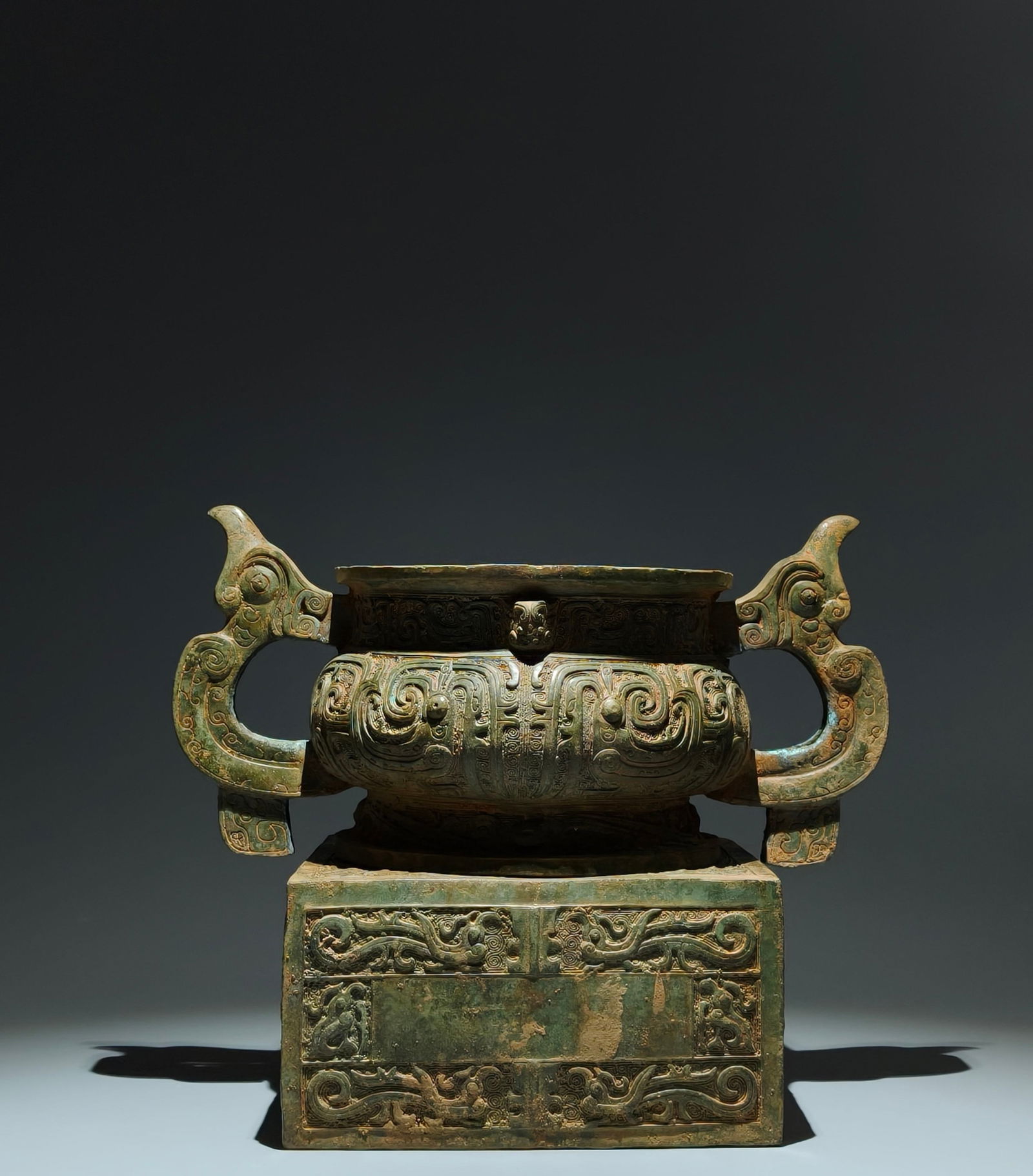 An Archaic Bronze Phoenix Pattern Beast-Ears Food Vessel,With Base (1 of 9)