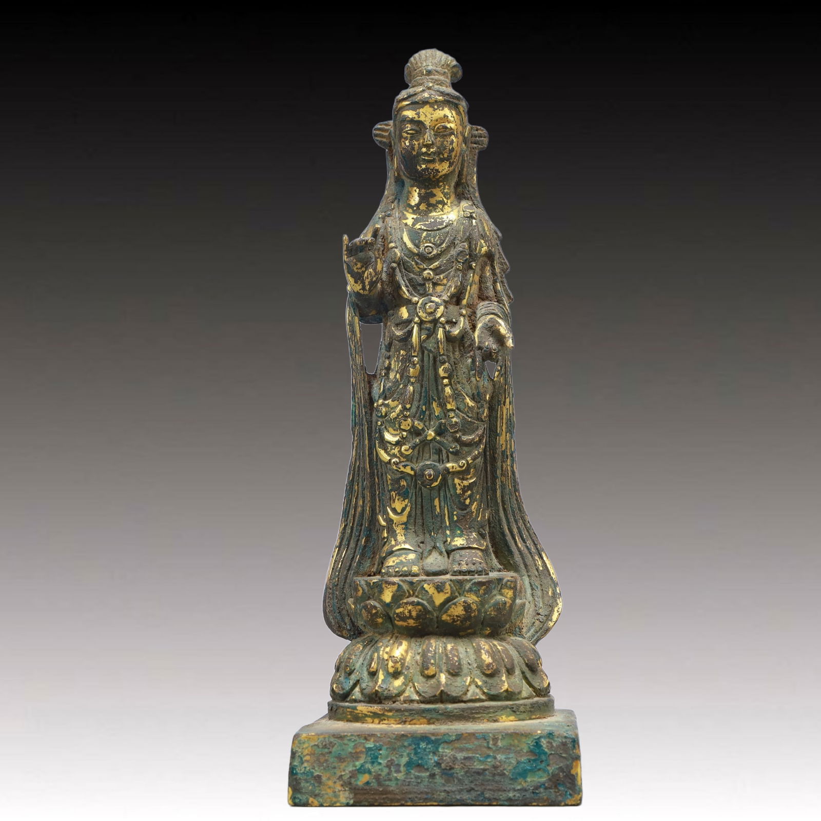 A Solemn Gilt Bronze Statue of Avalokitesvara: A Solemn Gilt Bronze Statue of Avalokitesvara,Qing Dynasty, China,Size:3.5inx9.8in,Weight:1450g 铜鎏金观音像,中国清代