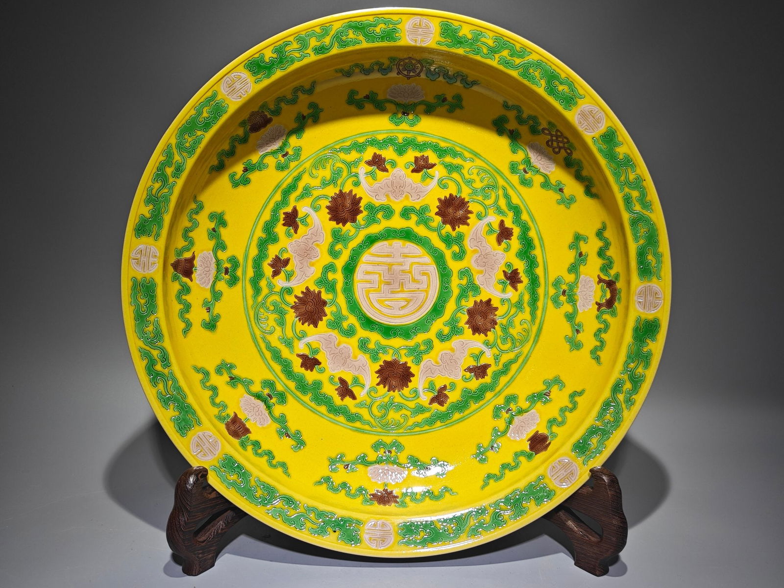 A Huge Biscuit Bats and Peach Pattern Plate: A Huge Biscuit Bats and Peach Pattern Plate,Qing Dynasty,China,Yongzheng Six-character Mark,Size:16.1inx3in 素三彩福寿纹盘,中国清代,&#