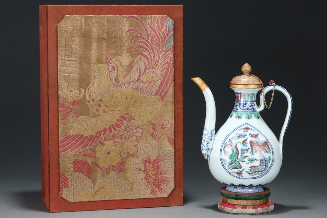 An Exquisite Wucai Cover with Gold Auspicious Cloud and Phoenix Pattern Ewer: An Exquisite Wucai Cover with Gold Auspicious Cloud and Phoenix Pattern Ewer,Ming Dynasty, China,Xuande Six-character Mark,Size:10.6inx8.3in 五彩包金祥云凤