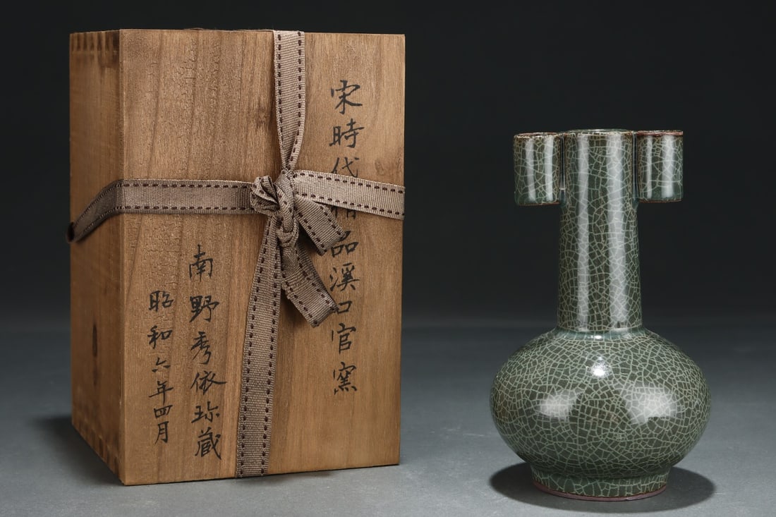 An Exquisite Guan yao Double-Ears Vase: An Exquisite Guan yao Double-Ears Vase,Song Dynasty, China,Size:6.2inx3.7in 官窑双耳瓶,中国宋代