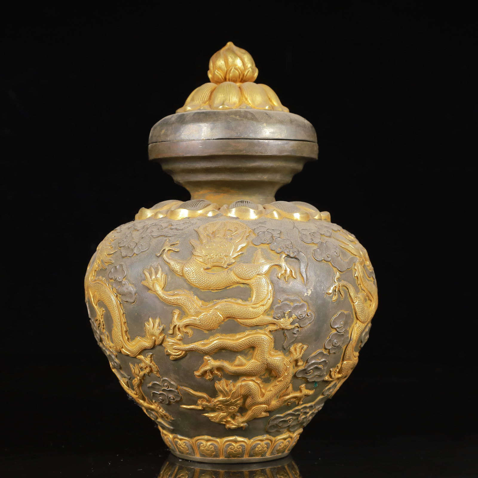 An Exquisite Gilt Silver Dragon Pattern Cover Jar: An Exquisite Gilt Silver Dragon Pattern Cover Jar,Tang Dynasty,China,Zhenguan Four-Character Mark,Size:5.5inx7.9in,Weight:1250g 银鎏金龙纹盖罐,中国