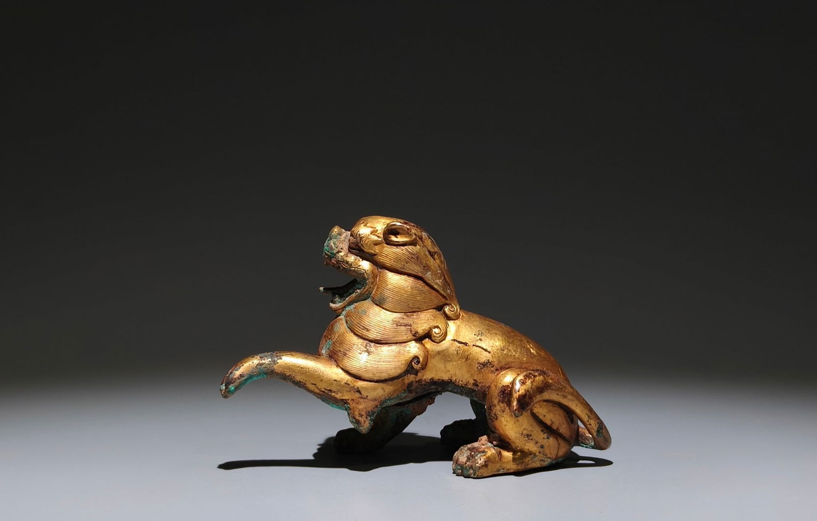 An Exquisite Gilt Bronze Lion Ornament (1 of 9)