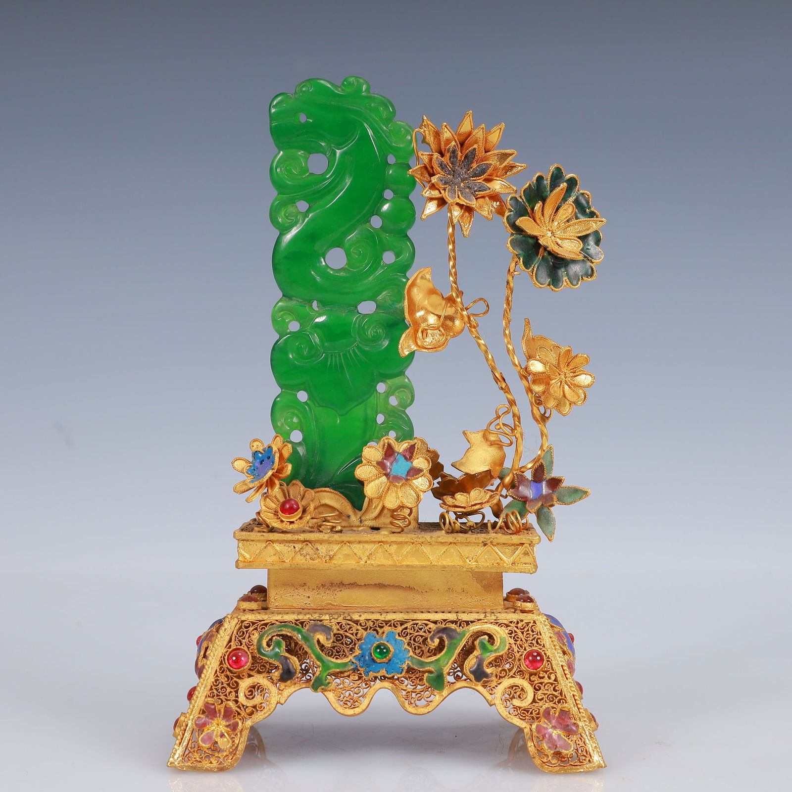 An Exquisite Filigree and Gilding Inlaid Jadeite Dragon Ornament,Inlaid Gems: An Exquisite Filigree and Gilding Inlaid Jadeite Dragon Ornament,Inlaid Gems,Qing Dynasty, China,Qianlong Four-Character Mark,Size:4.3inx2.6inx7.1in,Weight:306g 花丝鎏金嵌