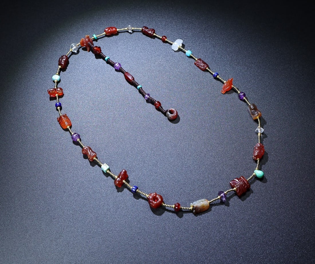 An Exquisite Agate Necklace: An Exquisite Agate Necklace,Qing Dynasty,China,Size:23mmx18mmx8mm,Total Weight:89g 玛瑙项链,中国清代