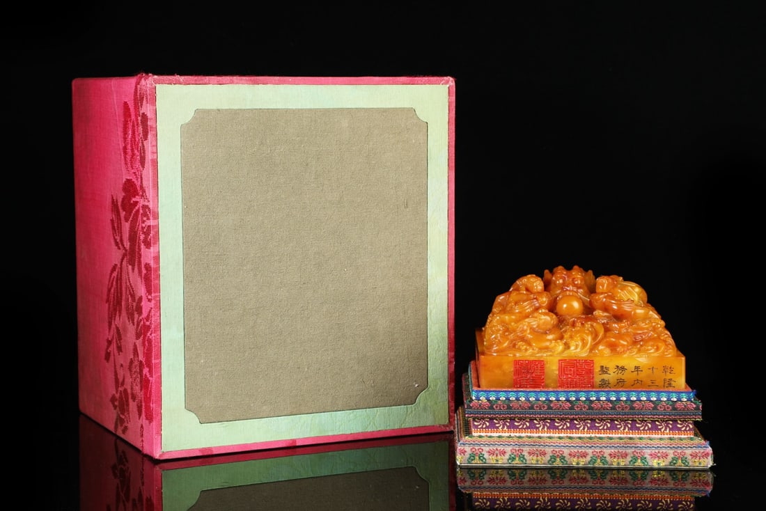 An Exquisite Tianhuang Stone Dragon Pattern Seal: An Exquisite Tianhuang Stone Dragon Pattern Seal,Qing Dynasty, China,Qianlong Mark,Size:2.8inx5.1in,Weight:2012g 