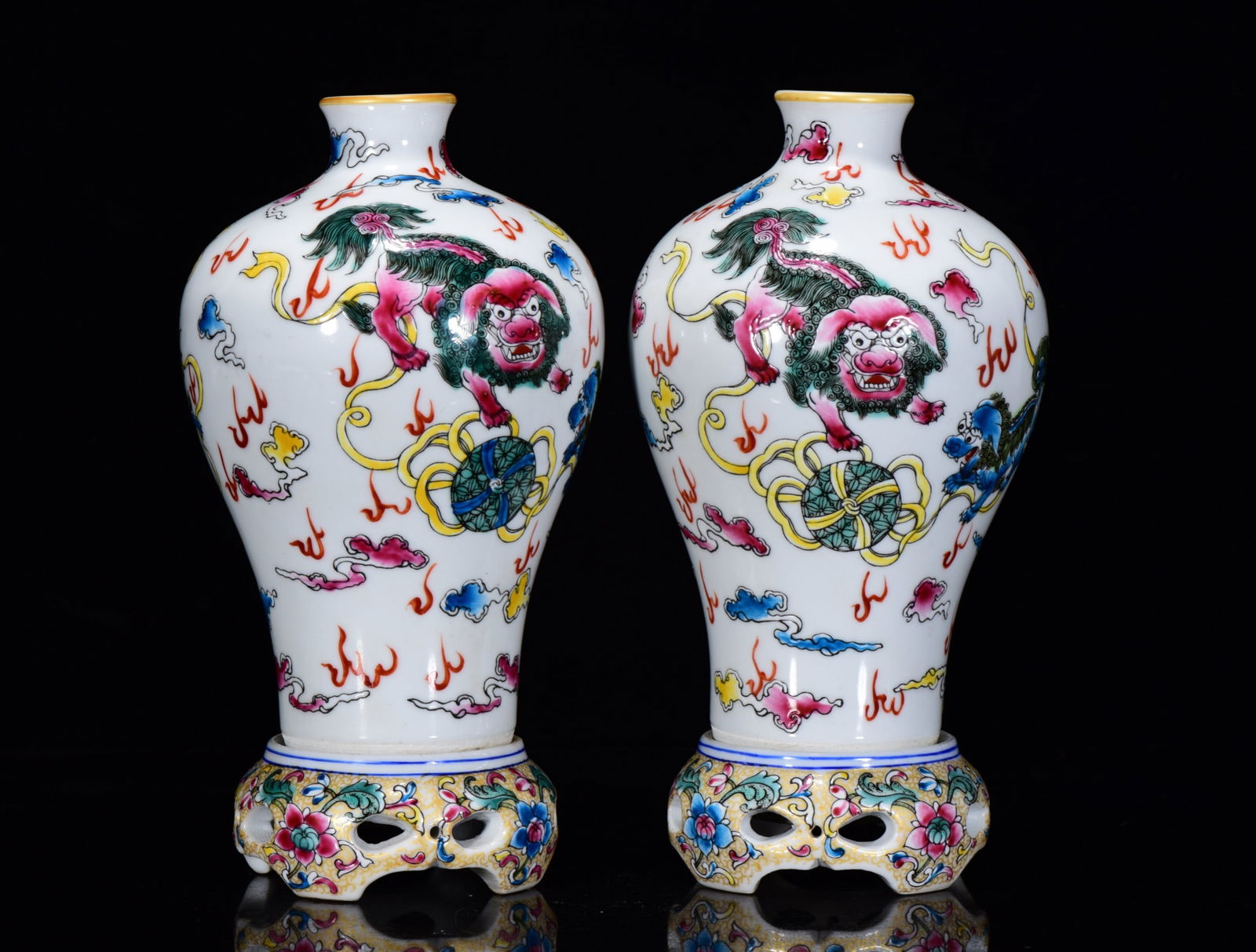 A Pair of Exquisite Famille-Rose Painted Gold Auspicious Cloud and Lion Pattern Vases: A Pair of Exquisite Famille-Rose Painted Gold Auspicious Cloud and Lion Pattern Vases,Qing Dynasty, China,Qianlong Six-character Mark,Size:9.4inx4.7in 一对粉彩描金&