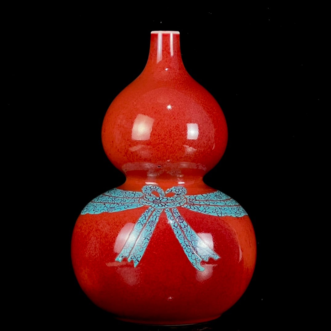 A Rare Ji Red Glazed Jiacai Flower Pattern Gourd-Shaped Vase (1 of 9)