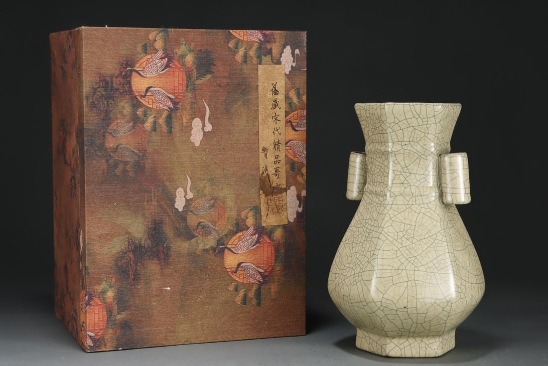 An Exquisite Ge yao Yellow Glazed Double-Ears Vase: An Exquisite Ge yao Yellow Glazed Double-Ears Vase,Qing Dynasty, China,With Mark,Size:10.2inx6.2in 哥窑黄釉双耳瓶,中国清代,带