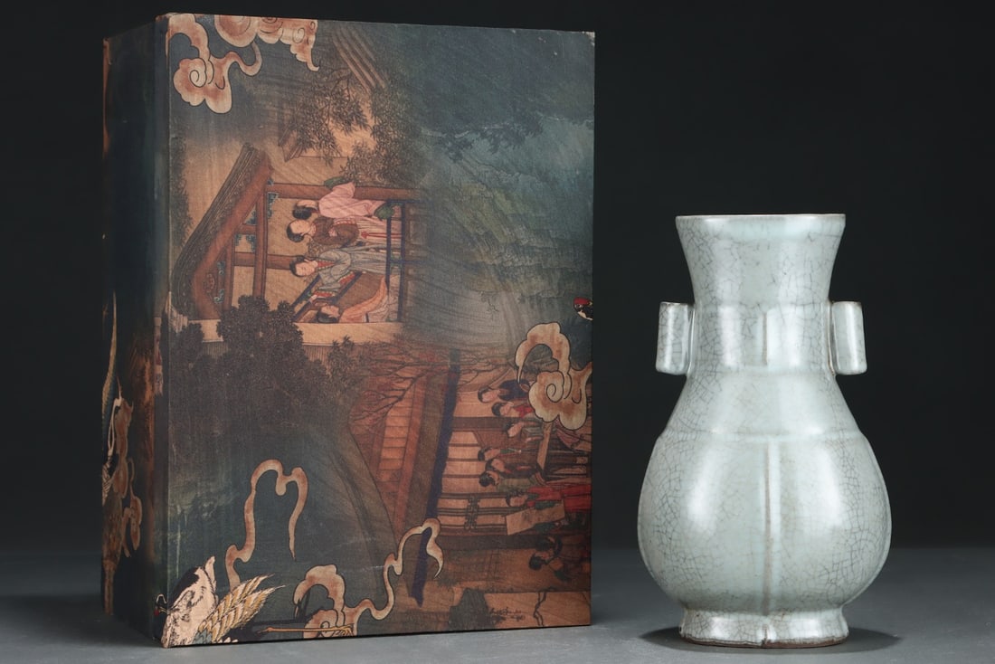An Exquisite Guan yao Double-Ears Vase: An Exquisite Guan yao Double-Ears Vase,Song Dynasty, China,Royal Court Mark,Size:9inx5.3in 官窑双耳瓶,中国宋代,宫廷款
