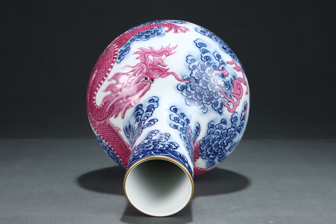 A Rare Blue and White Ruby Red-Glazed Auspicious Cloud and Dragon Pattern Vase,With Vertical Scroll - 4