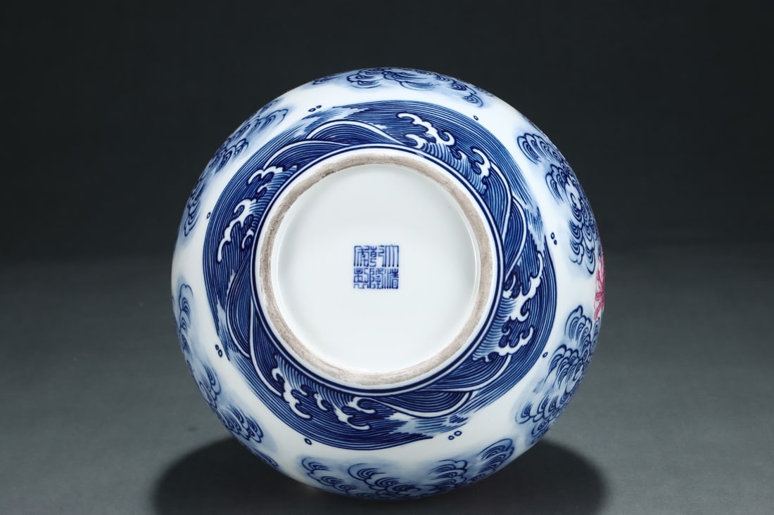 A Rare Blue and White Ruby Red-Glazed Auspicious Cloud and Dragon Pattern Vase,With Vertical Scroll - 5