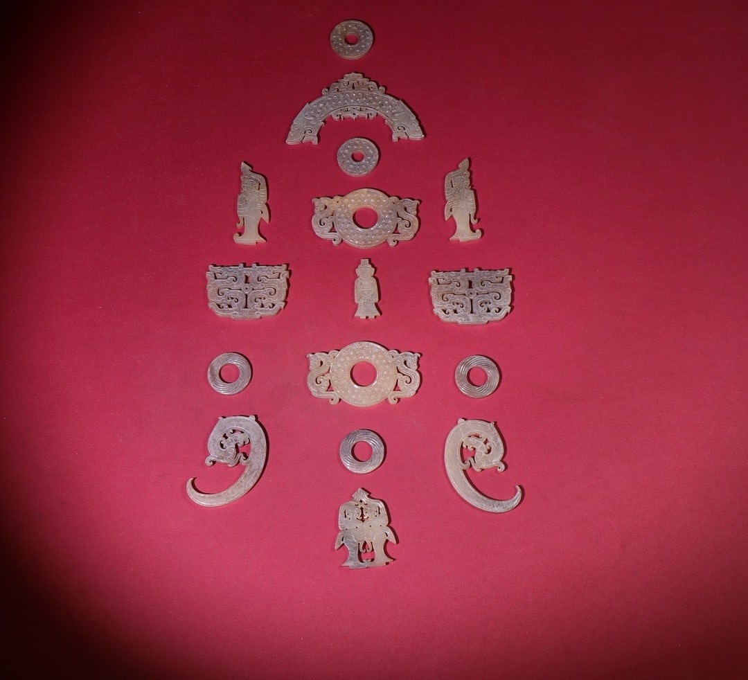 A Set of Fine White Jade Dragon Pattern Pendants: A Set of Fine White Jade Dragon Pattern Pendants,Qing Dynasty,China,Size:116mmx71mmx5mm,Total Weight:376g 