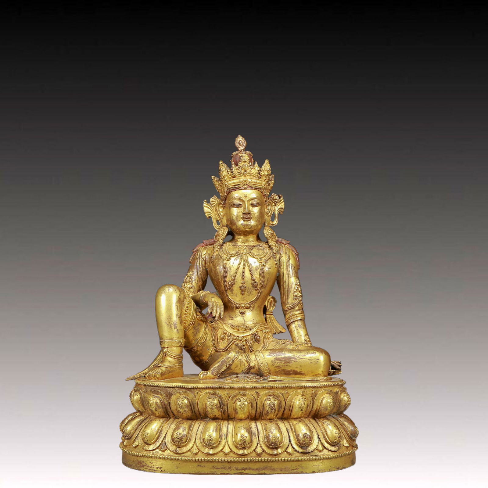 A Solemn Gilt Bronze Statue of Avalokitesvara: A Solemn Gilt Bronze Statue of Avalokitesvara,Ming Dynasty, China,Xuande Six-character Mark,Size:12.6inx8.7inx19.7in,Weight:19435g 