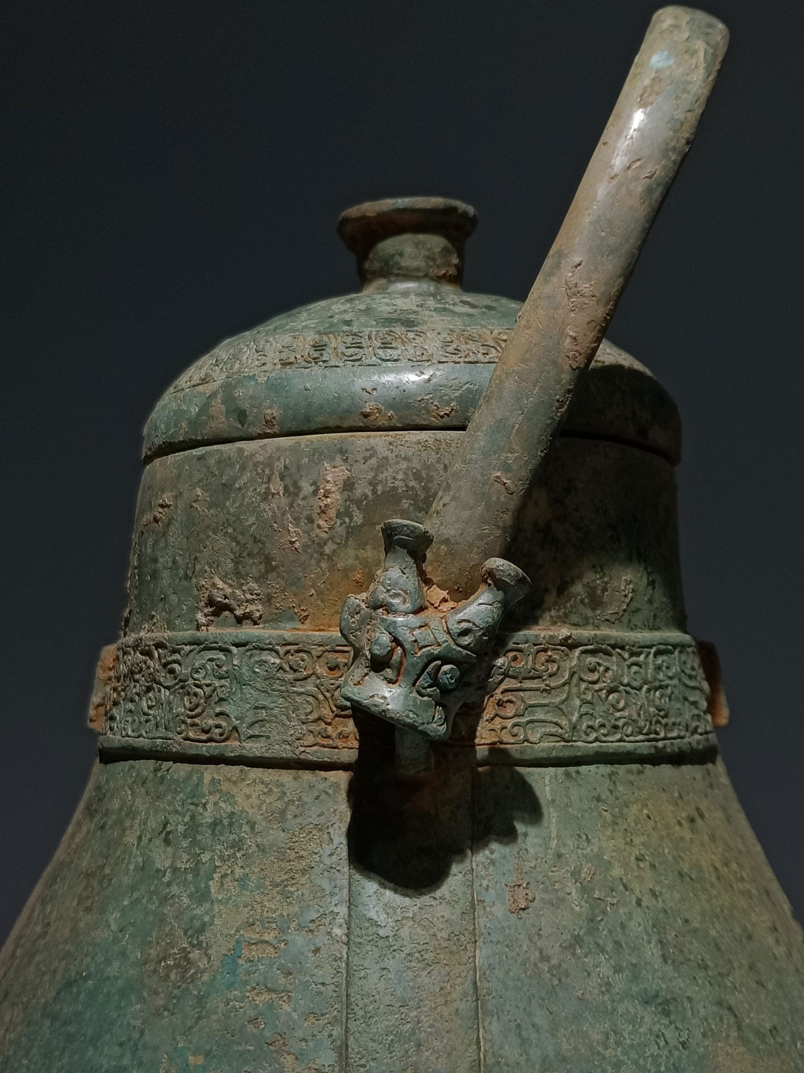 An Archaic Bronze Beast-Face Pattern Ewer - 4