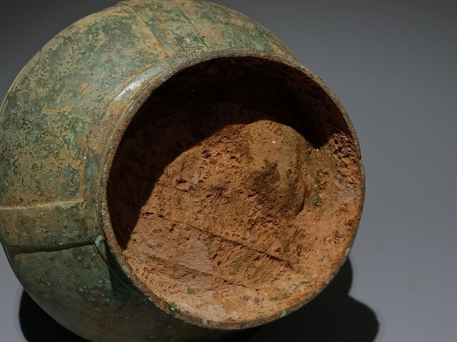 An Archaic Bronze Beast-Face Pattern Ewer - 9