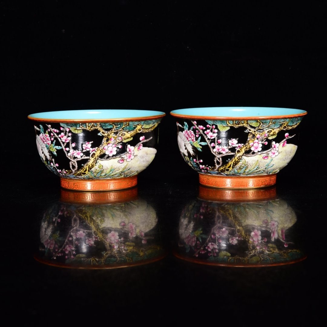 A Pair of Exquisite Famille-Rose Painted Gold Flower and Bird Pattern Bowls (1 of 9)