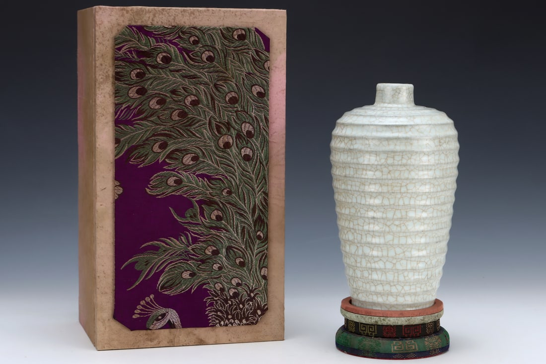 An Exquisite Guan yao White Glazed Vase (1 of 8)