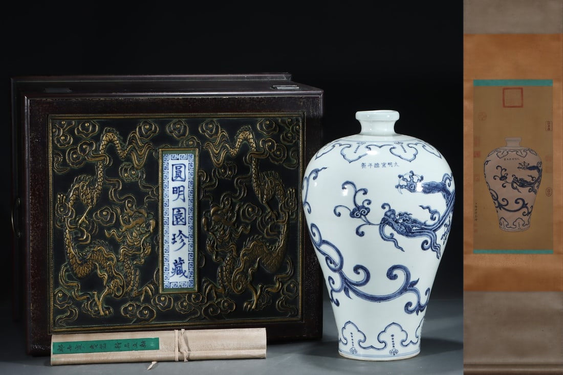 A Huge Blue and White Dragon Pattern Vase,With Vertical Scroll Painting on Silk: A Huge Blue and White Dragon Pattern Vase,With Vertical Scroll Painting on Silk,Ming Dynasty, China,Xuande Six-character Mark,Size:17.5inx10.8in,(Without frame)24.2inx11.8in 青花龙&#