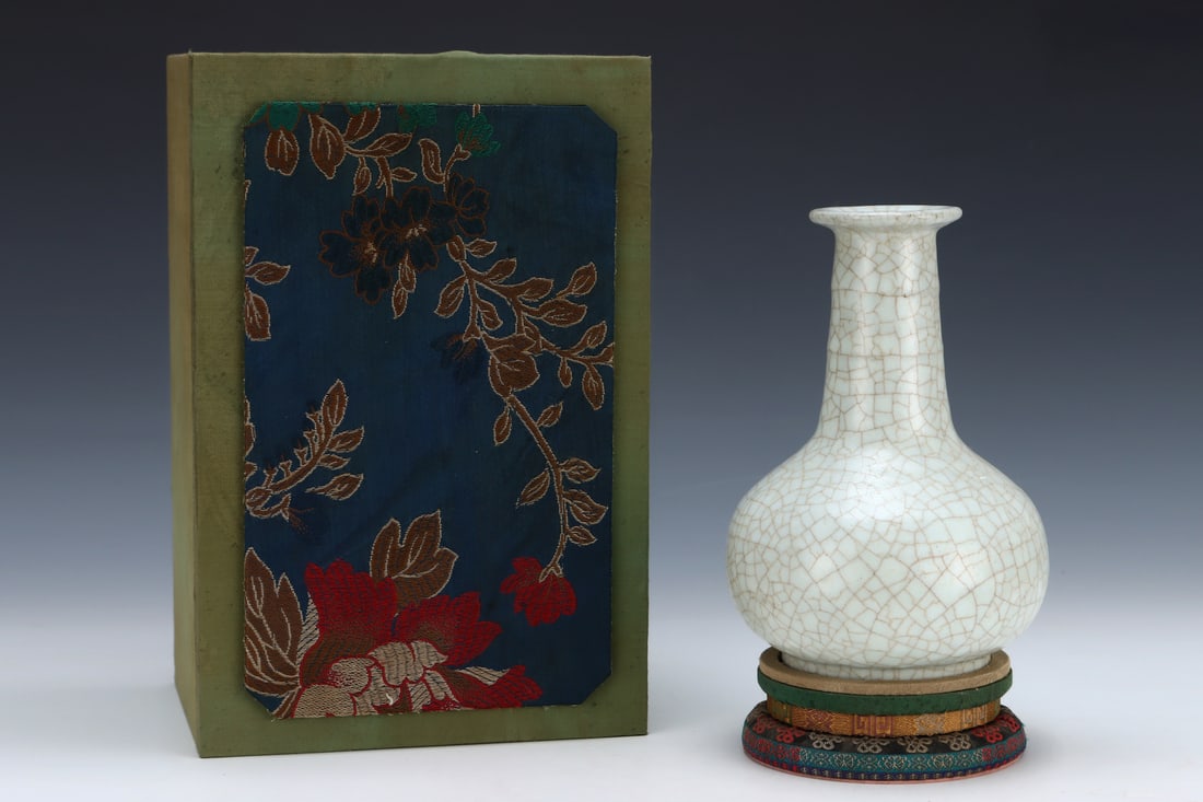 An Exquisite Guan yao White Glazed Vase (1 of 8)