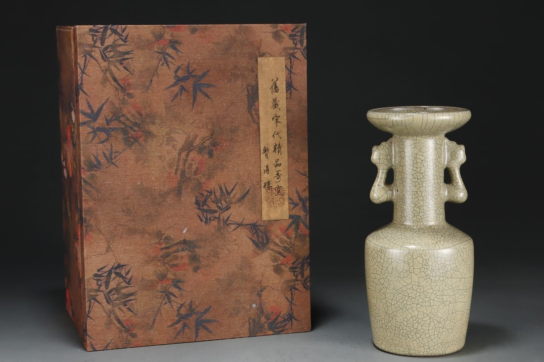 An Exquisite Ge yao Yellow Glazed Phoenix-Ears Vase: An Exquisite Ge yao Yellow Glazed Phoenix-Ears Vase,Song Dynasty, China,With Mark,Size:9.6inx4.5in 哥窑黄釉凤耳瓶,中国宋代,带