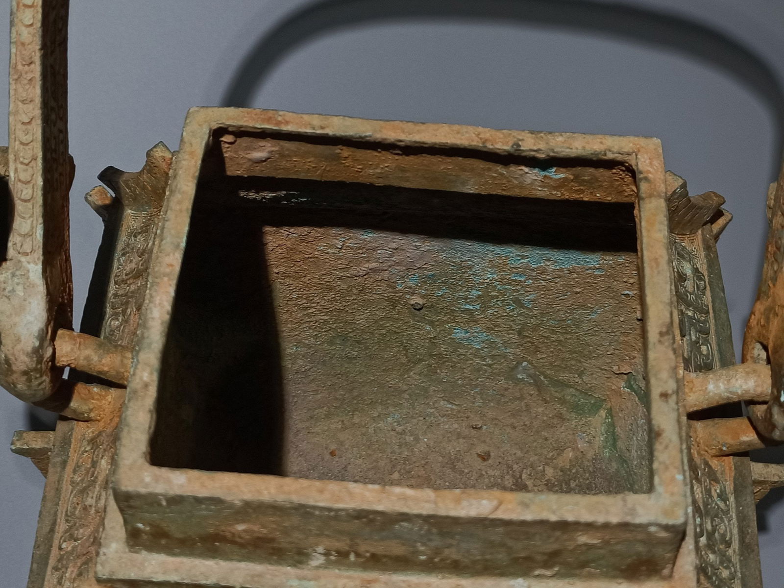 An Archaic Bronze Beast-Face Pattern Ewer - 8