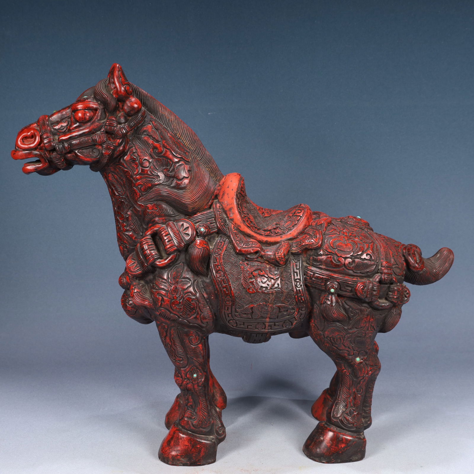 A Huge Carved Red Lacquer Flower Pattern Horse Ornament: A Huge Carved Red Lacquer Flower Pattern Horse Ornament,Qing Dynasty, China,Size:20.9inx6.7inx19.7in,Weight:5000g 剔红漆花卉纹马摆件,中Þ