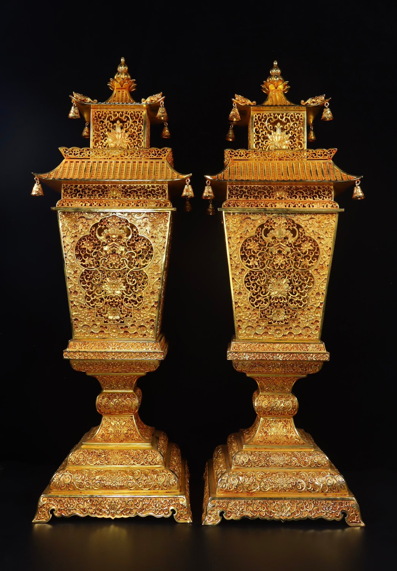 A Pair of Huge Gilt Bronze Lotus and Bats Pattern Palace Lanterns: A Pair of Huge Gilt Bronze Lotus and Bats Pattern Palace Lanterns,Qing Dynasty, China,Qianlong Four-character Mark,Size:29.5inx9.6in,Total Weight:20560g 一对铜鎏金缠