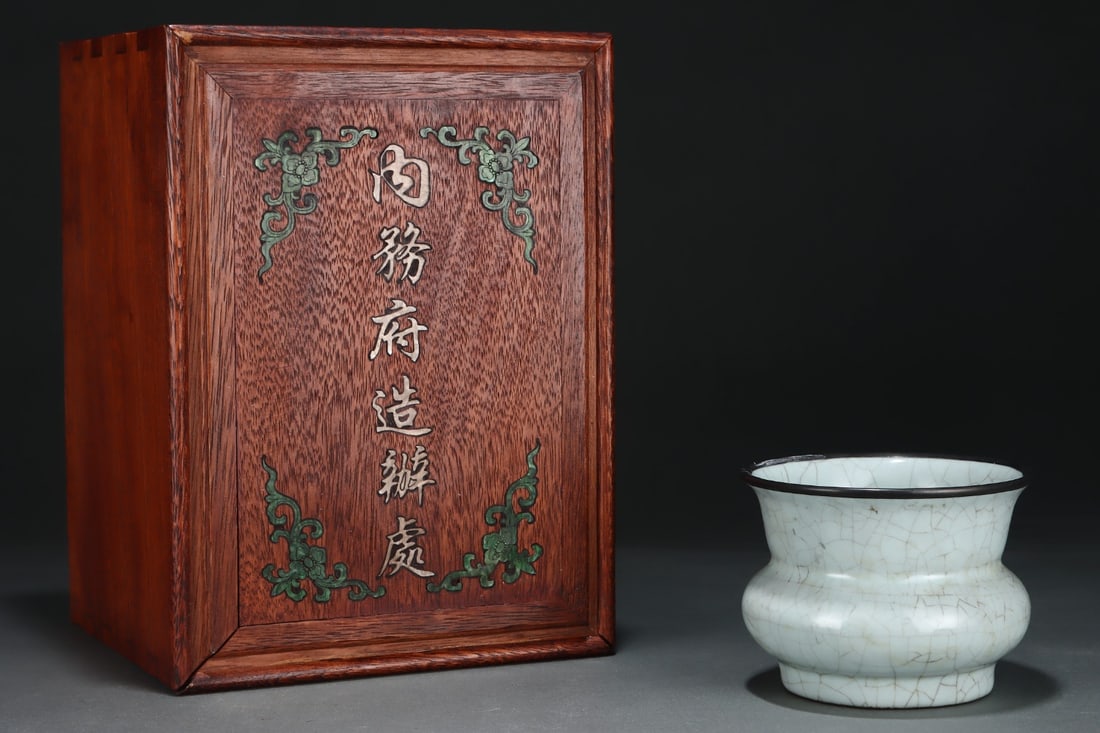 An Exquisite Guan yao Cover with Silver Jar,with an Imperial Poem by Emperor Qianlong (1 of 8)
