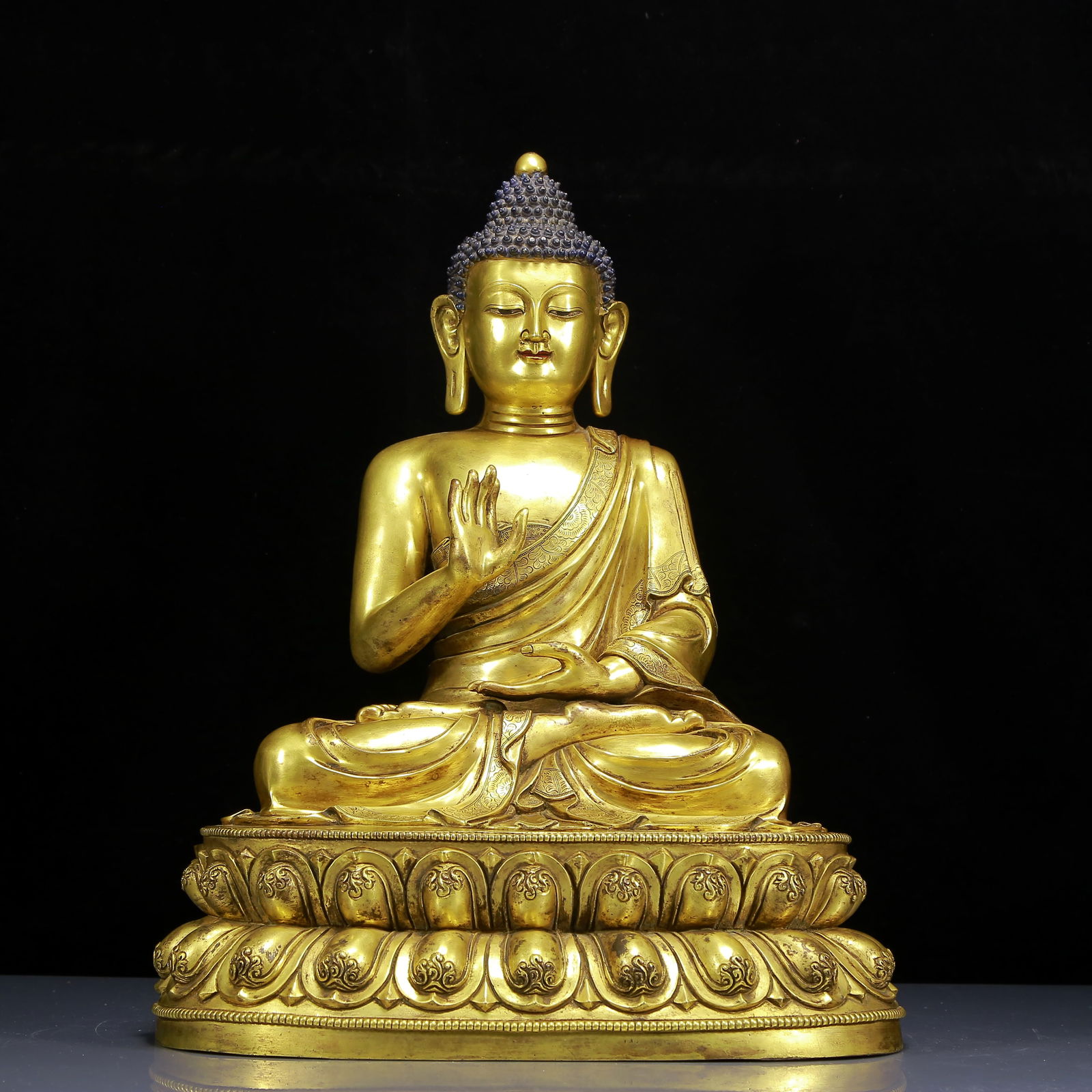 A Solemn Gilt Bronze Statue of Sakyamuni: A Solemn Gilt Bronze Statue of Sakyamuni,Ming Dynasty,China,Size:14.6inx11.8inx20.1in,Weight:20175g 铜鎏金释迦摩尼像，明代