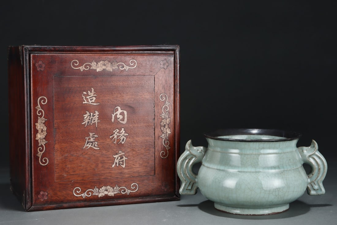 An Exquisite Guan yao Cover with Silver Double-Ears Censer,with an Imperial Poem by Emperor Qianlong: An Exquisite Guan yao Cover with Silver Double-Ears Censer,with an Imperial Poem by Emperor Qianlong,Song Dynasty, China,Size:4.8inx9.6in 