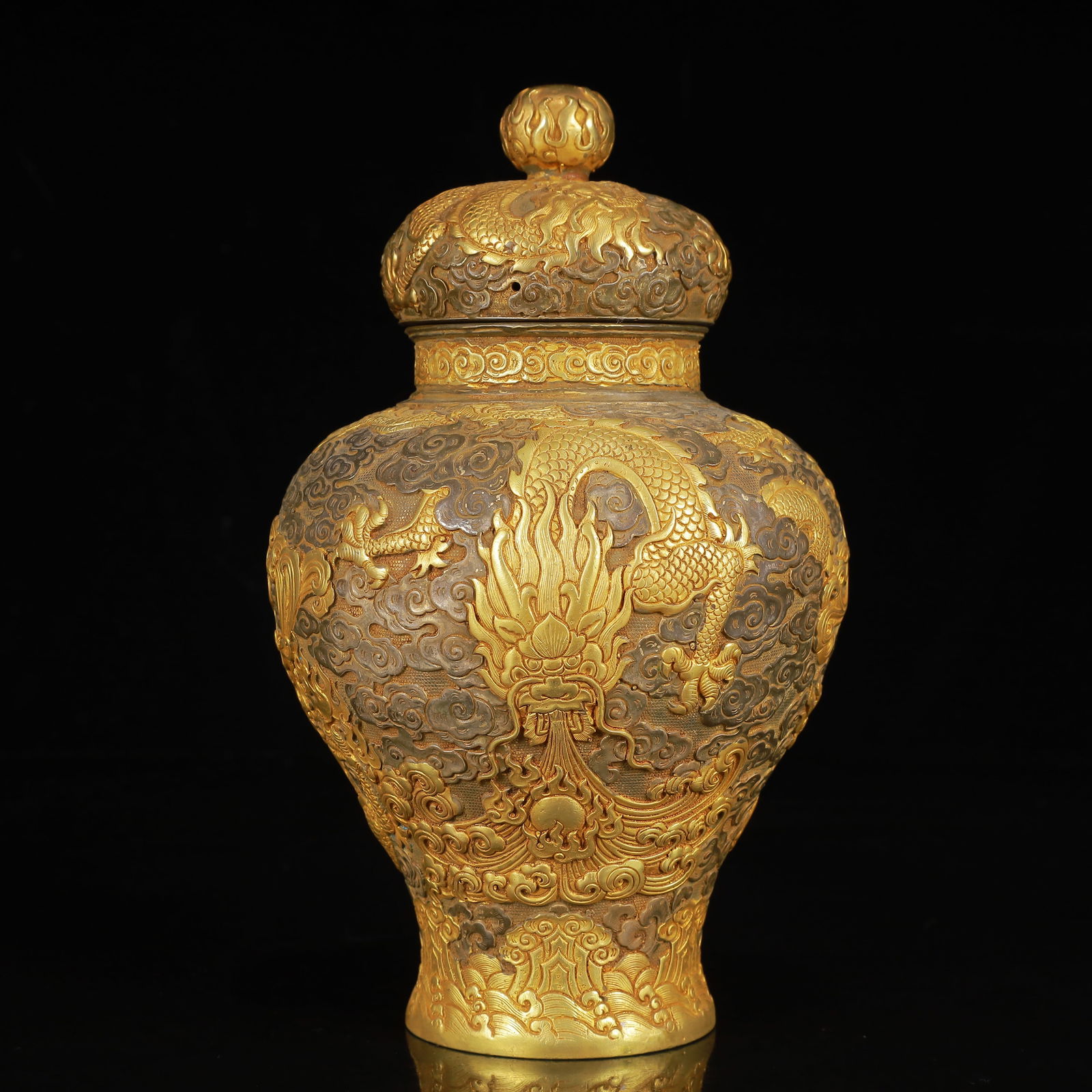 An Exquisite Gilt Silver Dragon Pattern Bottle: An Exquisite Gilt Silver Dragon Pattern Bottle,Tang Dynasty,China,Zhenguan Four-Character Mark,Size:5.1inx7.9in,Weight:900g 