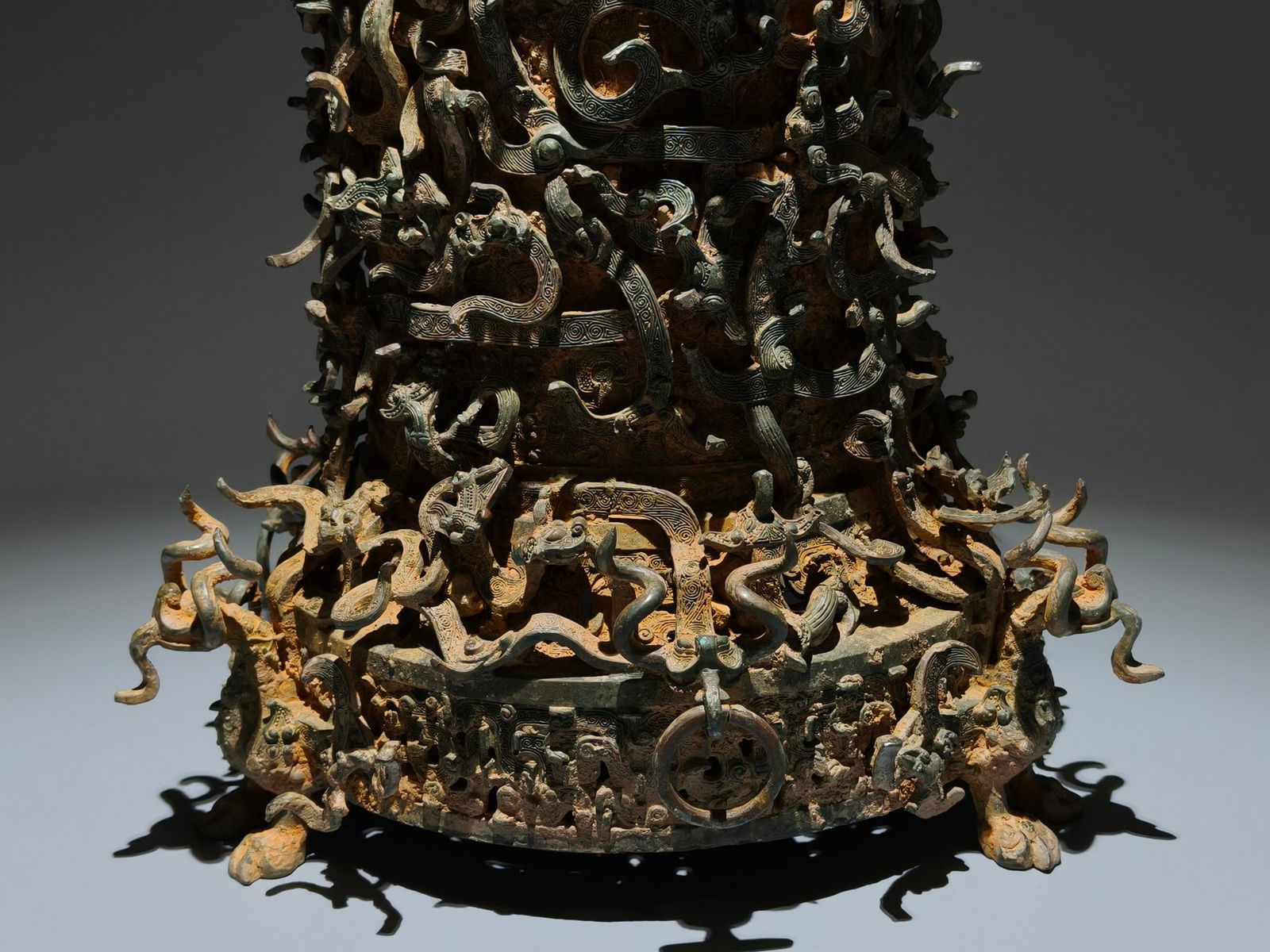 An Archaic Bronze Coiled-Dragon Pattern Food vessel,With Inscription - 2