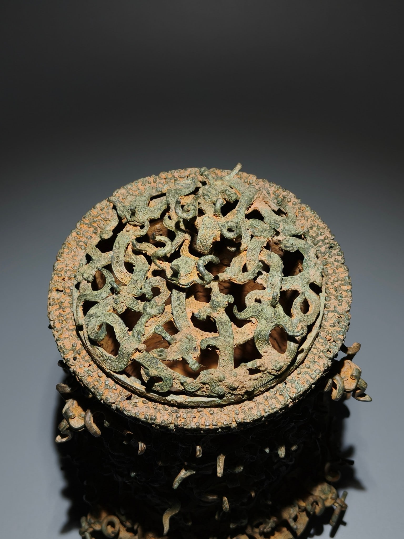 An Archaic Bronze Coiled-Dragon Pattern Food vessel,With Inscription - 6
