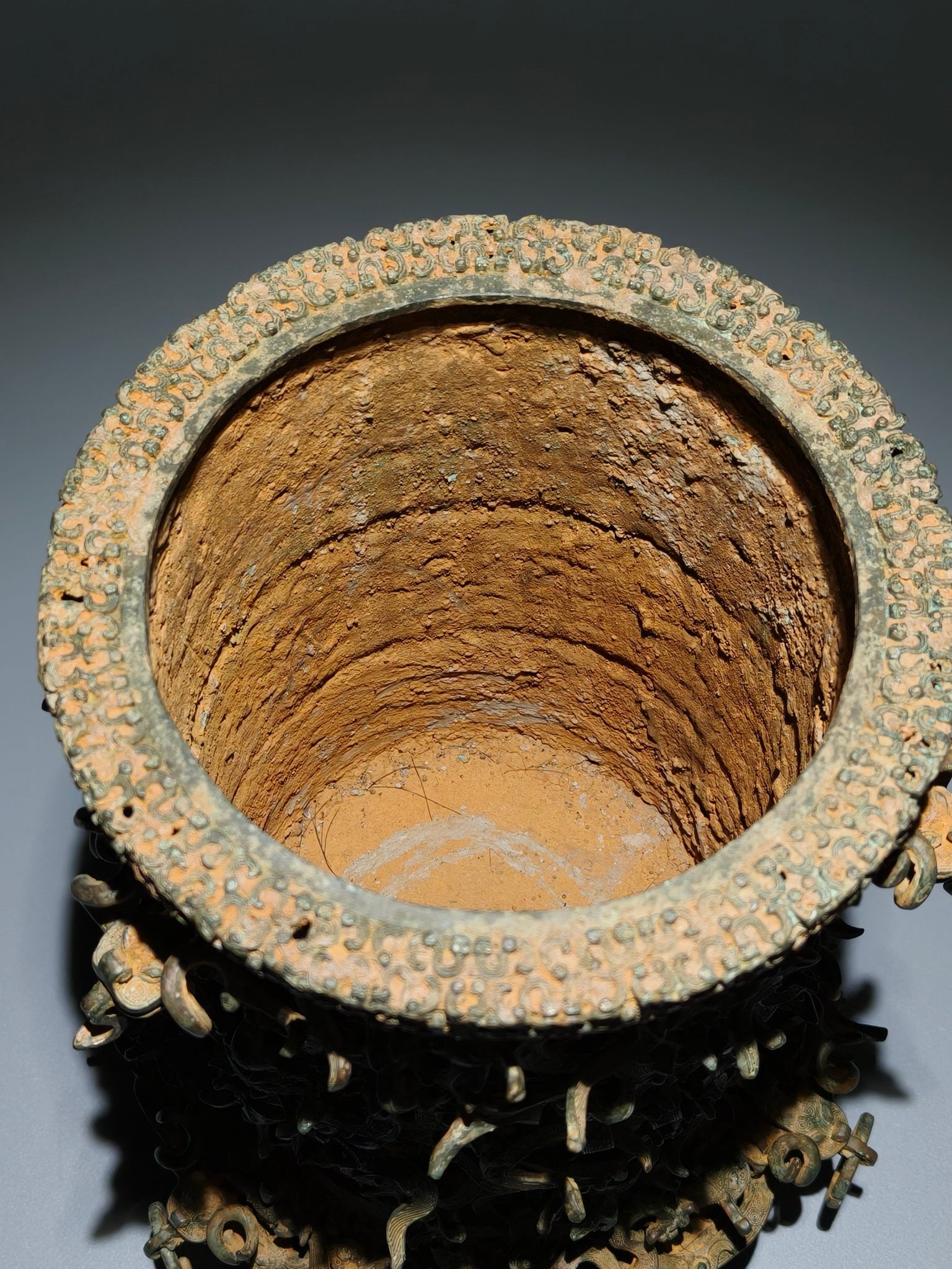 An Archaic Bronze Coiled-Dragon Pattern Food vessel,With Inscription - 7