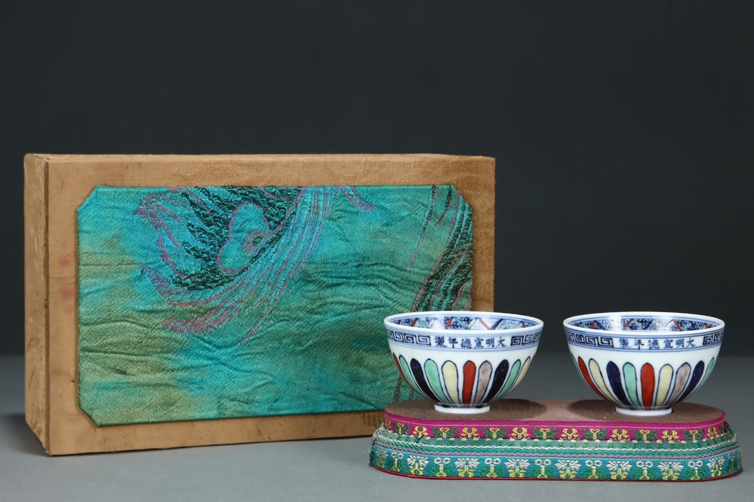 A Pair of Exquisite Wucai Flower Pattern Cups (1 of 8)