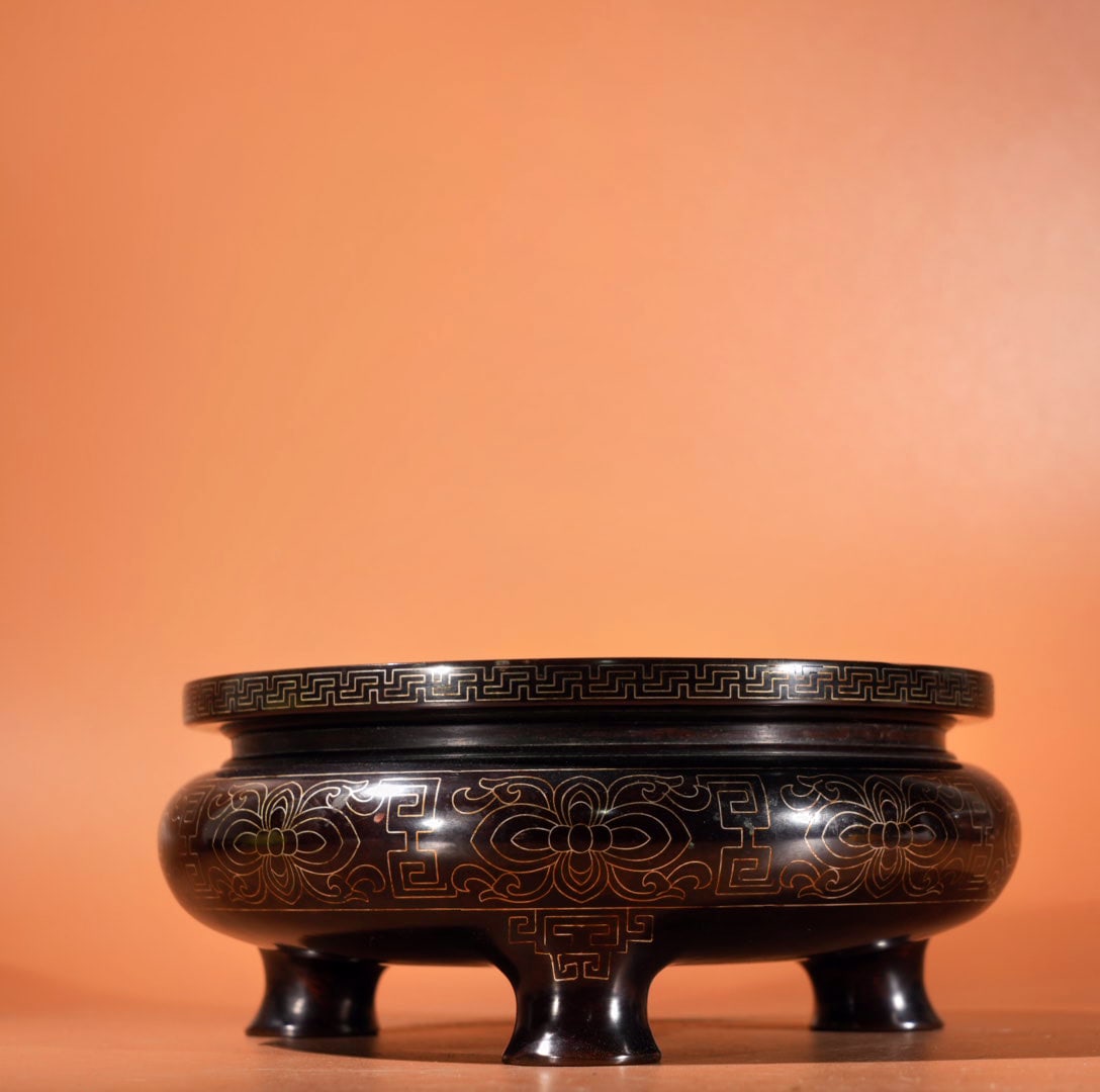 An Exquisite Bronze Inlaid Silver Flower Pattern Tripod Censer: An Exquisite Bronze Inlaid Silver Flower Pattern Tripod Censer,Qing Dynasty, China,With Mark,Size:2.6inx5.7in,Weight:2045g 铜错银花卉纹三足香Ġ