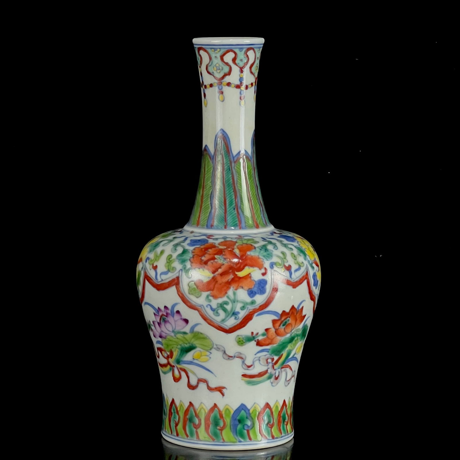 An Exquisite Doucai Flower Pattern Vase - 3