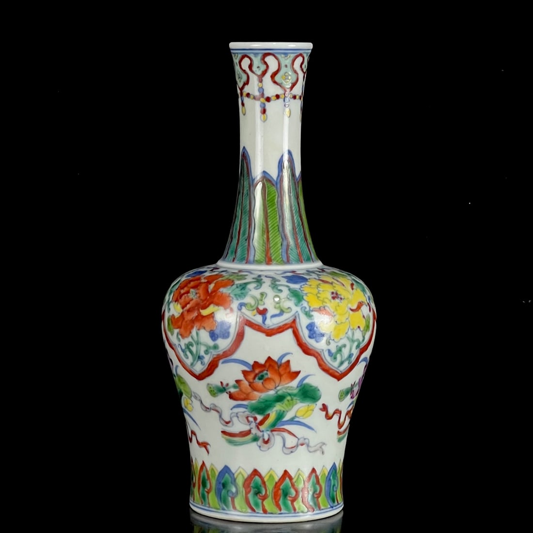 An Exquisite Doucai Flower Pattern Vase - 4