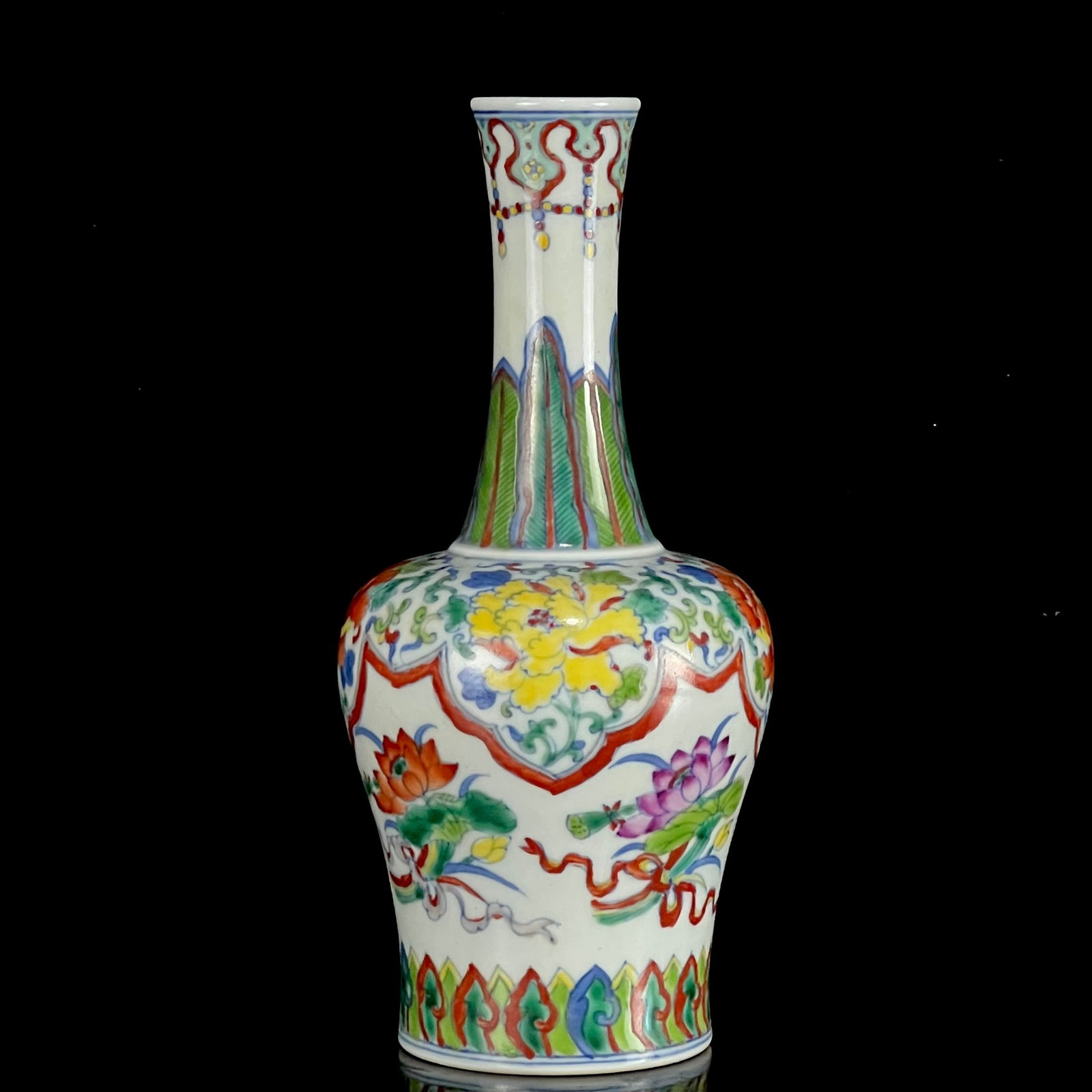 An Exquisite Doucai Flower Pattern Vase - 5