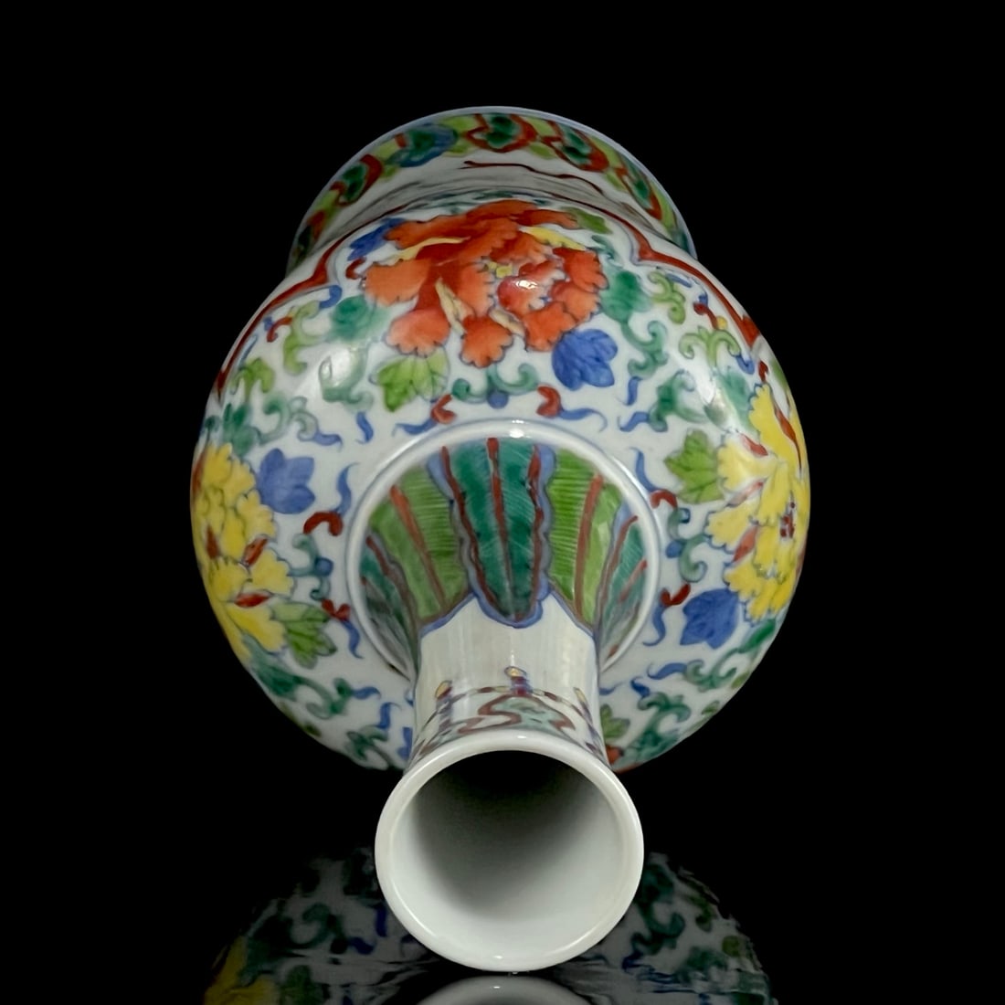 An Exquisite Doucai Flower Pattern Vase - 6