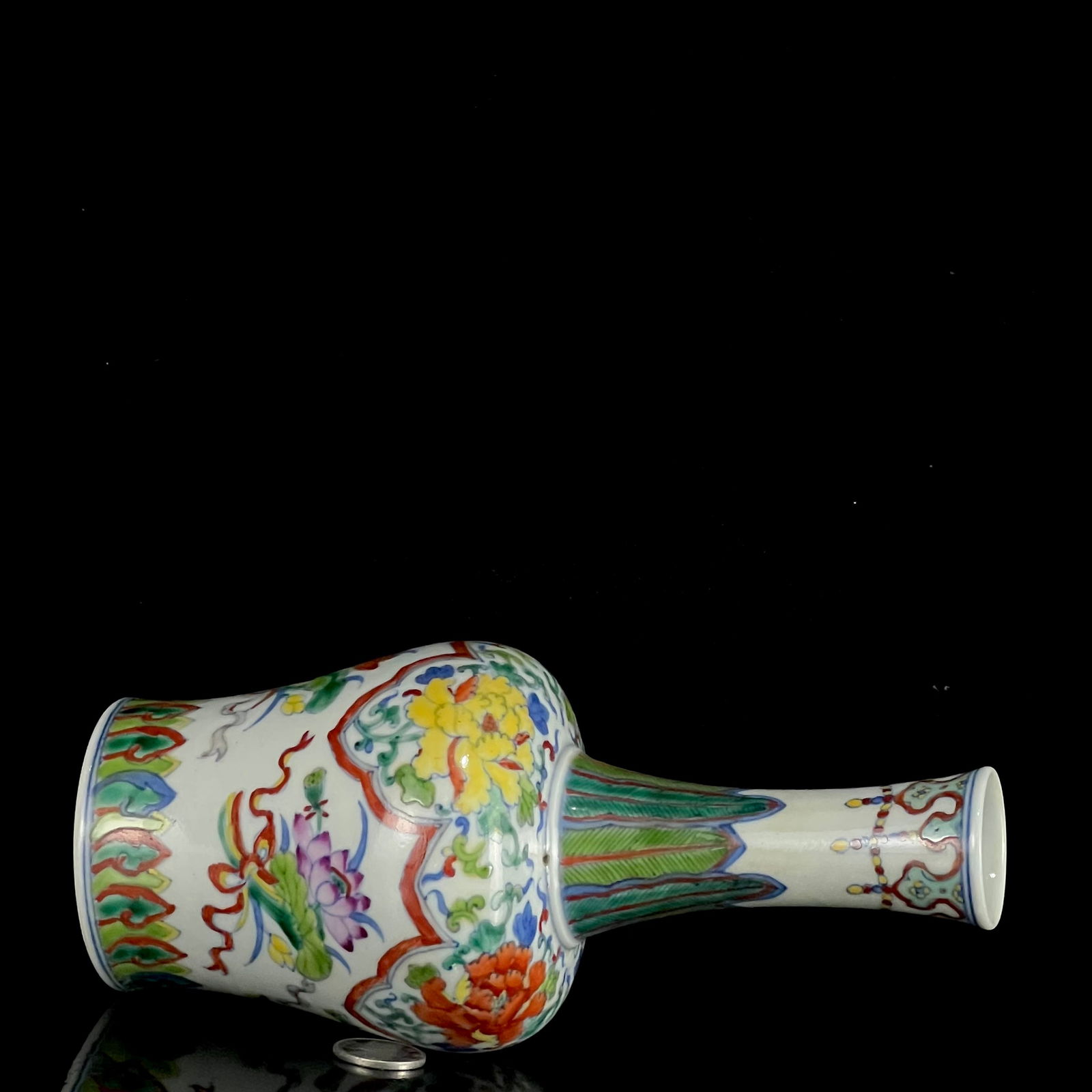 An Exquisite Doucai Flower Pattern Vase - 7