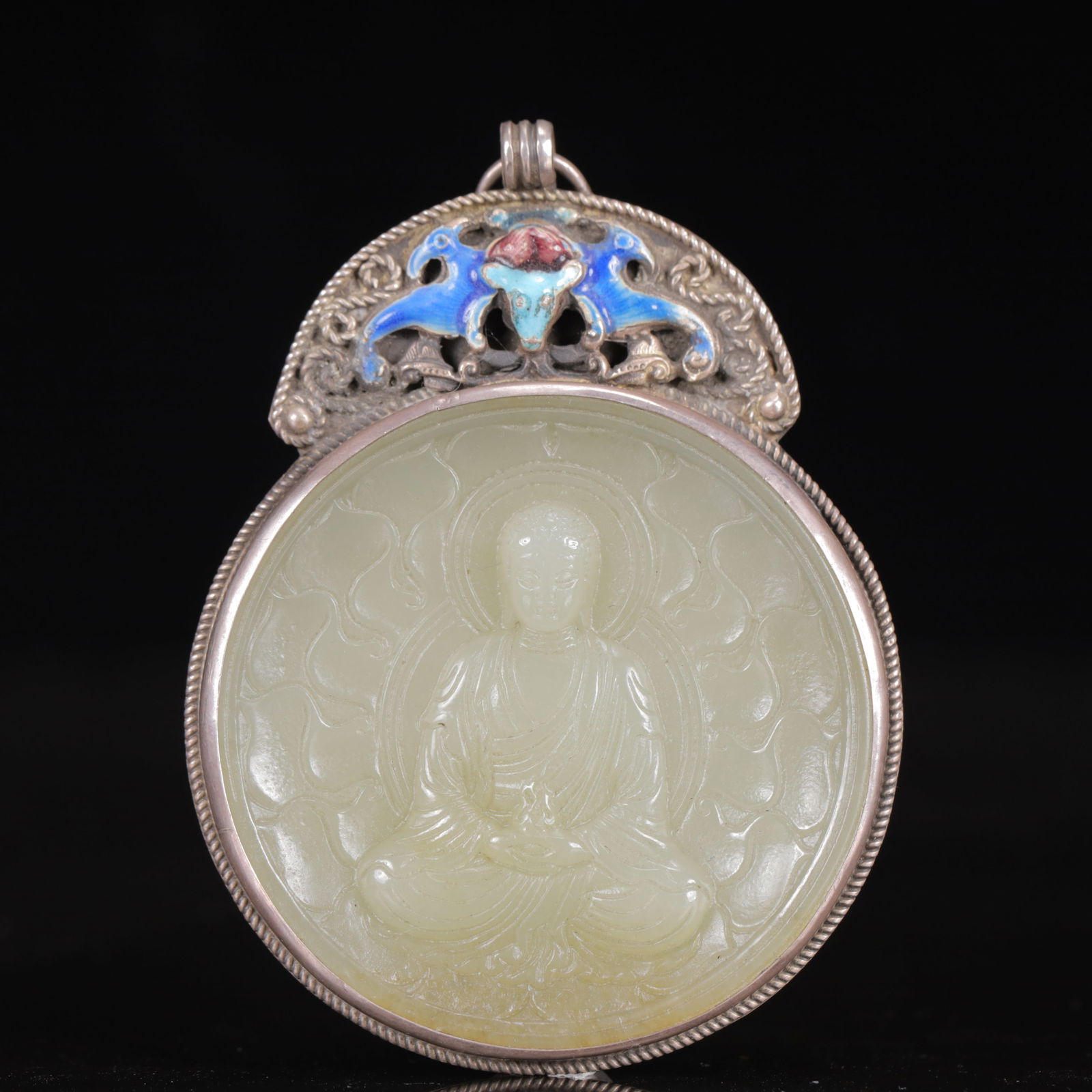 An Exquisite Silver Inlaid White Jade Statue of Sakyamuni Pendant: An Exquisite Silver Inlaid White Jade Statue of Sakyamuni Pendant,Qing Dynasty, China,Size:2.6inx0.2inx3in,Weight:53g 